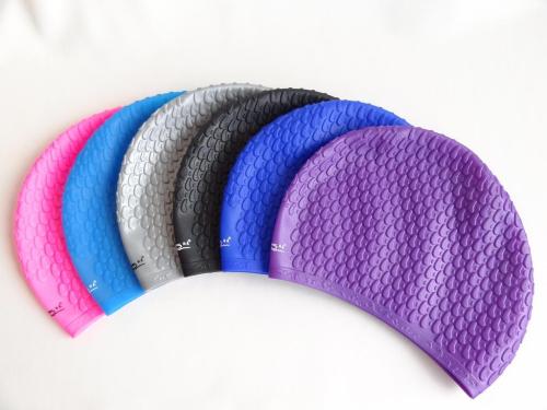 游泳戴硅膠的好還是布的好，硅膠泳帽和布泳帽哪個(gè)更舒服？